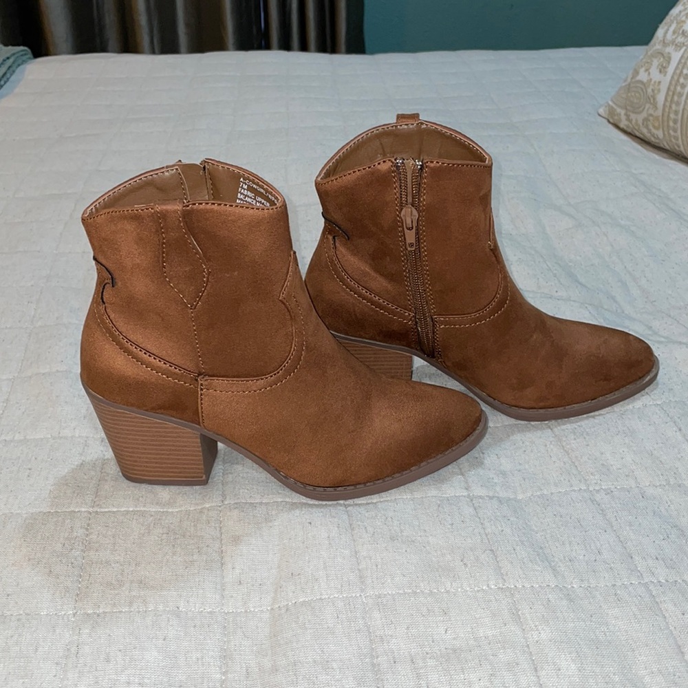 Boots size 7 (new never used)